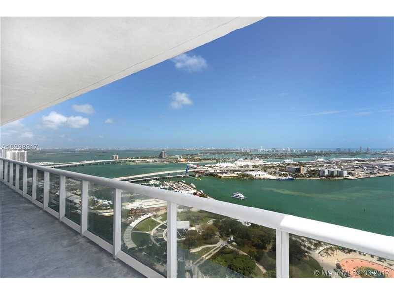 Stunning and fully remodeled apartment with an amazing direct bay and ocean views