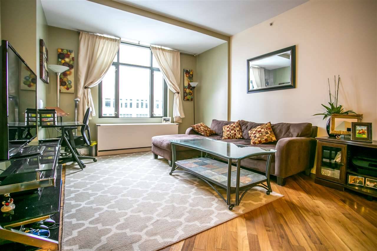 This South facing one bedroom condominium combines the connectivity of Exchange Place with the residential ambiance of Paulus Hook