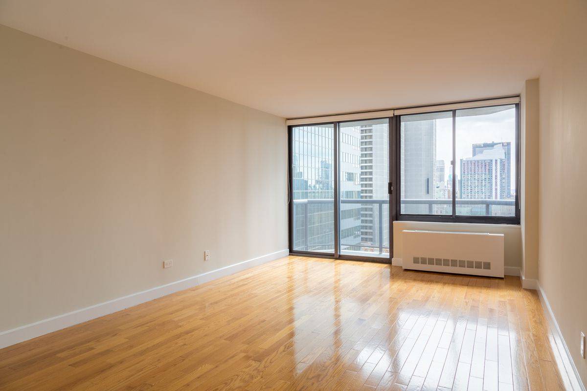 South facing two bedroom with private balcony in Midtow!