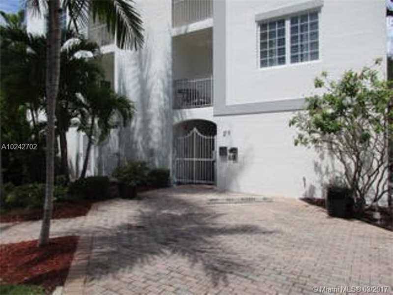 Beautiful 2 bedroom 2 full bathrooms waterfront unit in lovely boutique condo in highly desirable Las Olas Isle