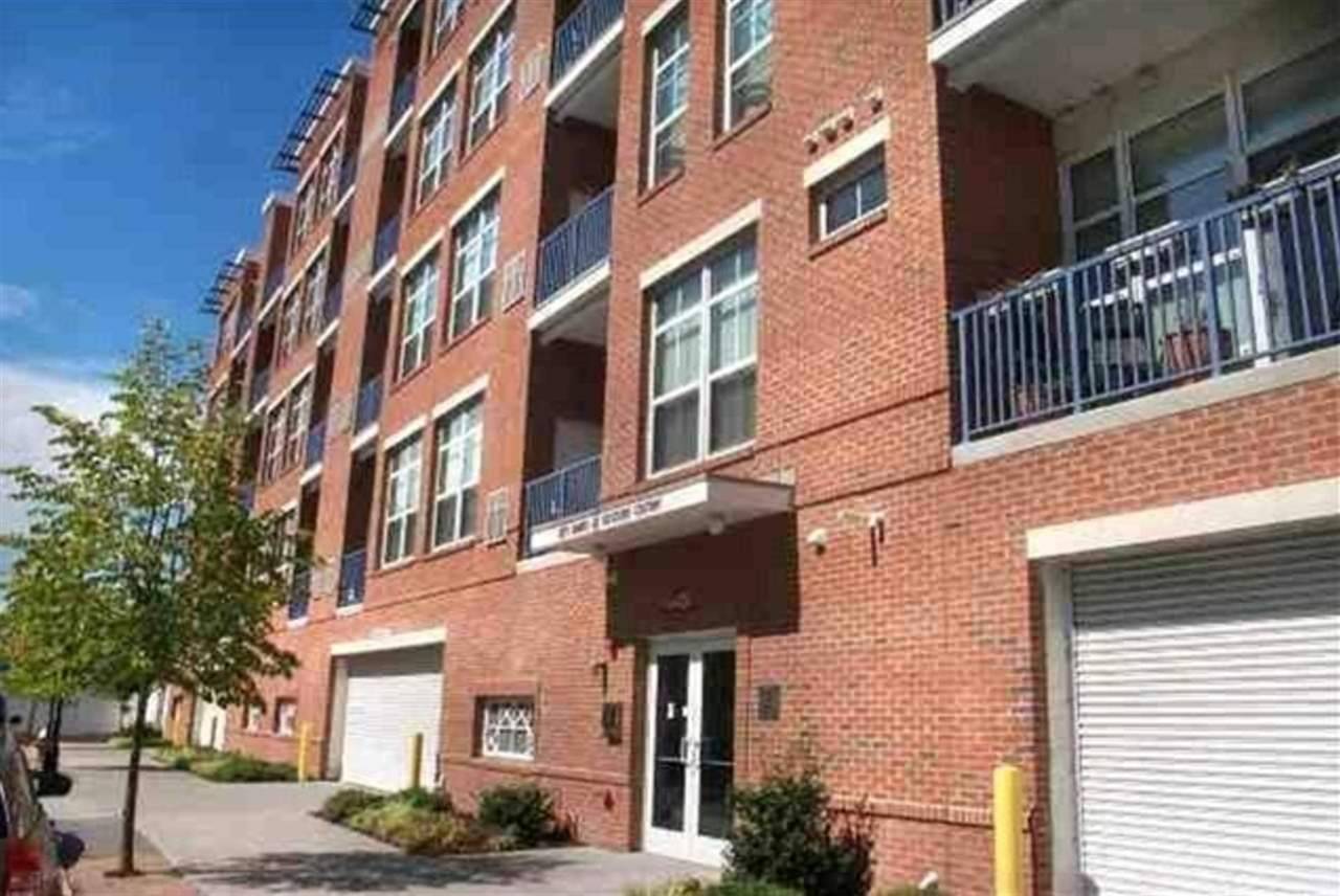 Beautiful 3rd floor Lofted-Studio Apartment with Stainless Steel appliances