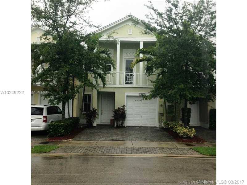 Nicely kept 1-story townhouse in excellent community with great amenities