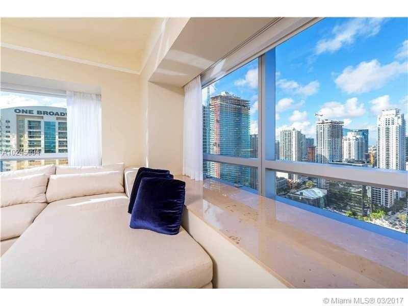 EXCELLENT UNIT FULLY FURNISHED IN THE MOST DESIRED ADDRESS IN MIAMI