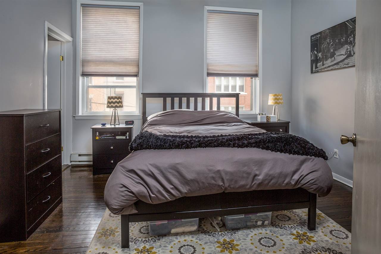 This beautiful 1 bedroom plus den features hardwood floors throughout