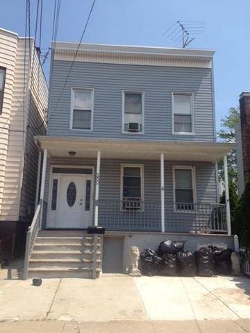 1BR/1BA plus den with large terrace and large exclusive backyard accessible from kitchen