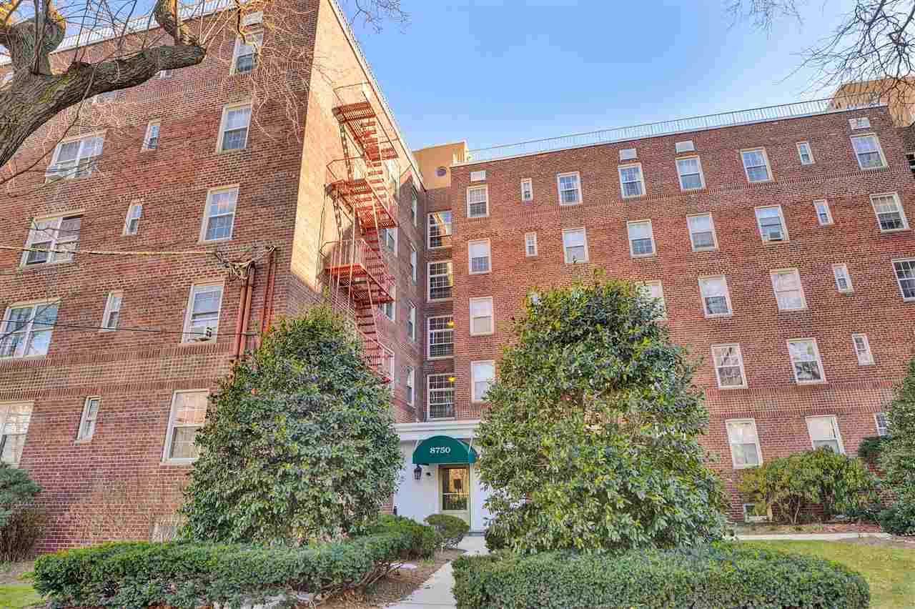 Spacious & Sun filled 2BR/1B Penthouse unit at Woodcliff Gardens