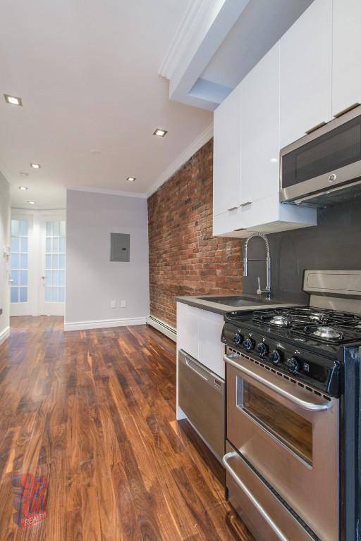 [Midtown west]- 1 bedroom with Private Patio & Laundry in Unit