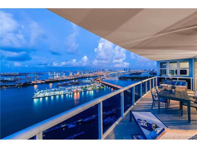 Magnificent flow through that offers panoramic views of the ocean & bay & Miami skyline
