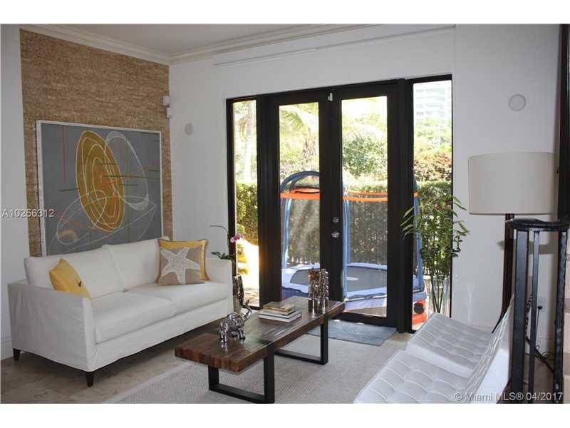 Beautifull Corner townhouse with plenty outisde space in a quiet street
