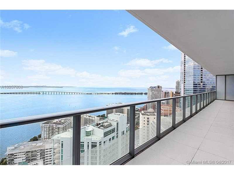 Beautiful Penthouse - 2 Beds+Den / 3Baths with stunning-unobstructed water view
