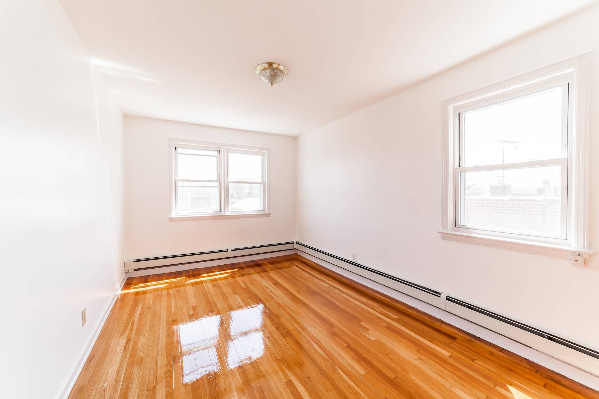 Astoria: Charming Top Floor Remodeled 3 Bedroom with Incredible Natural Light & Closet Space