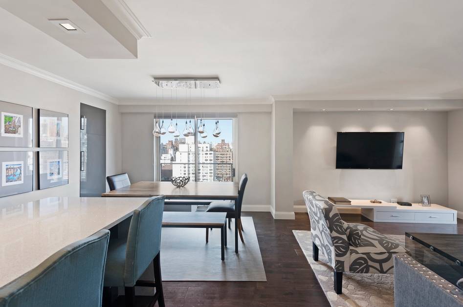 Upper East Side, Extraordinary Penthouse, Convertible 3BR/2BA, Sun-Blasted, Balcony, Exceptional Views!