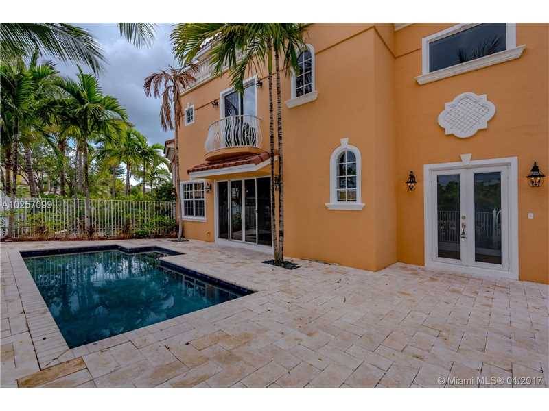 HUGE LUXURY TOWNHOME IN QUAINT WATERFRONT COMMUNITY IN HIGHLY DESIRED CORAL RIDGE