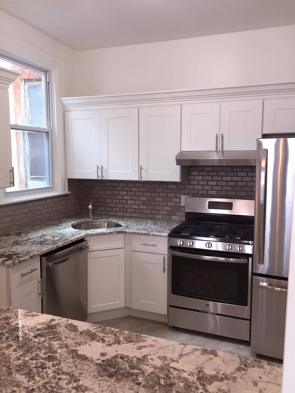 Beautifully renovated 1B/1B condo located in the heart of Jersey City Heights