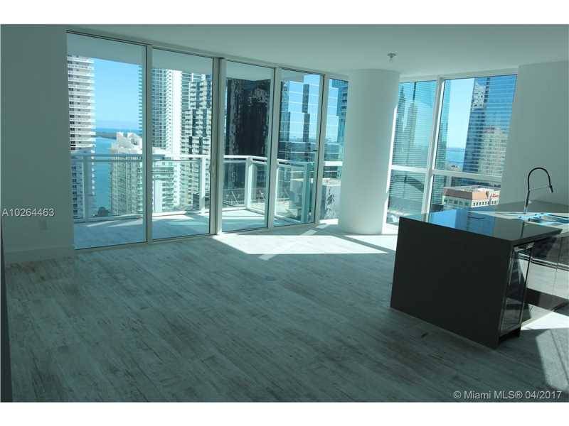 Beautiful 2 bedroom 2 bathroom corner unit line 00 in the heart of Brickell with views of Coral Gables