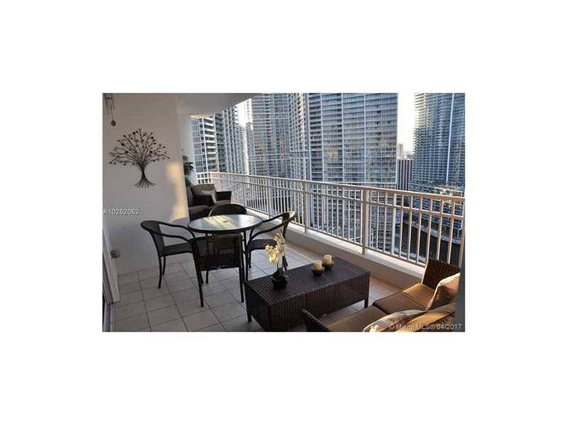 This is a beautiful 2 bedroom PLUS DEN and 2 - courts 2 BR Condo Brickell Miami