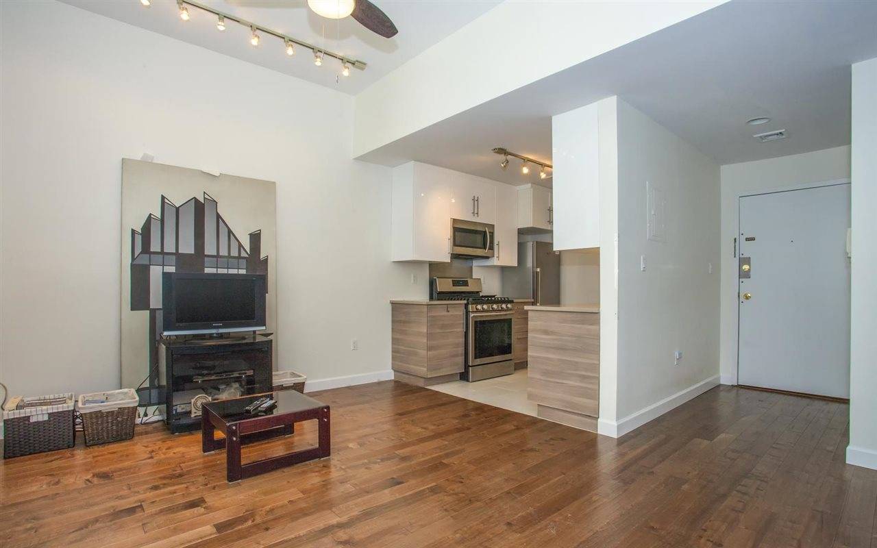Spectacular 1 bedroom 1 bathroom condo located in the heights