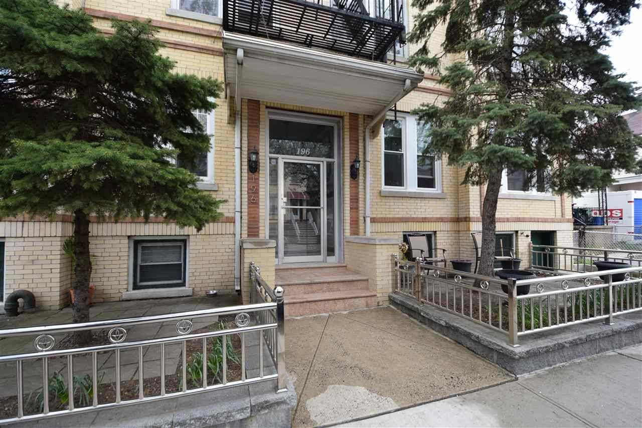 Gorgeous well maintained 2 bedroom co-op in the heart of Jersey City