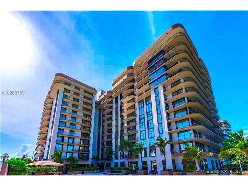 WONDERFUL AND SPACIOUS UNIT IN OCEANFRONT BUILDING WITH SPECTACULAR OCEAN AND POOL VIEW