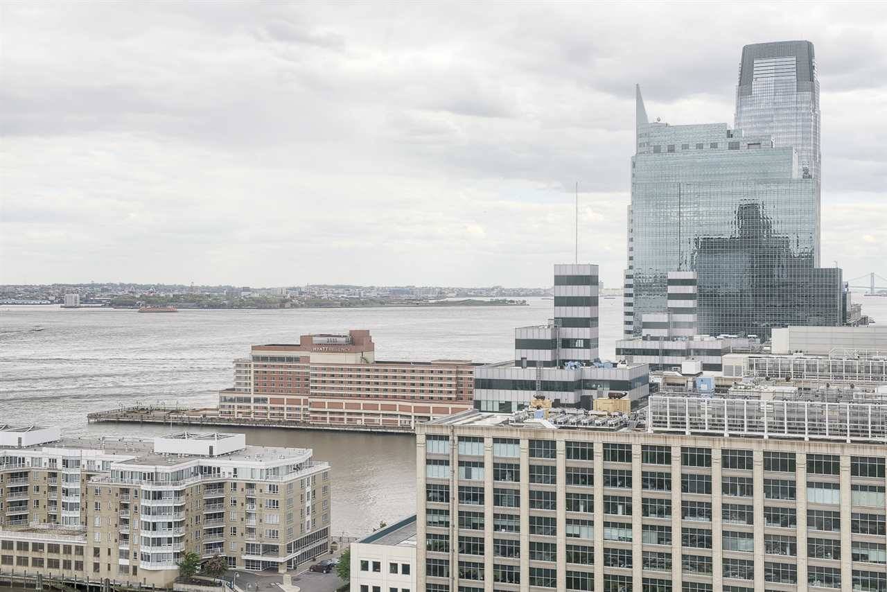 A South Facing 1 Bed available on the 23rd floor of the Mandalay on the Hudson