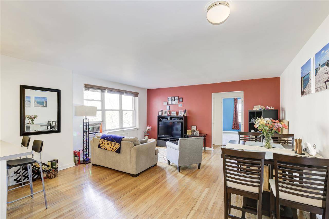 Welcome Home to your spacious open concept 1BD/1BA Your home features great sunlight through the open kitchen
