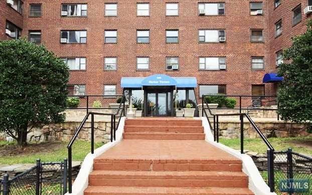 Fully Renovated 2 bedroom unit with direct views of NYC