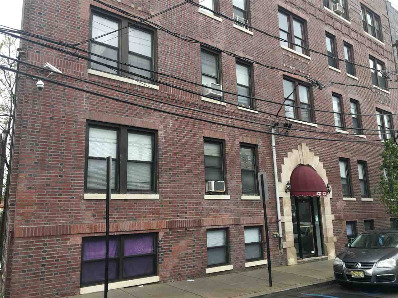 Prime location with express commute to NYC and lot of sunlight Convenient 1st level unit for family and senior citizens