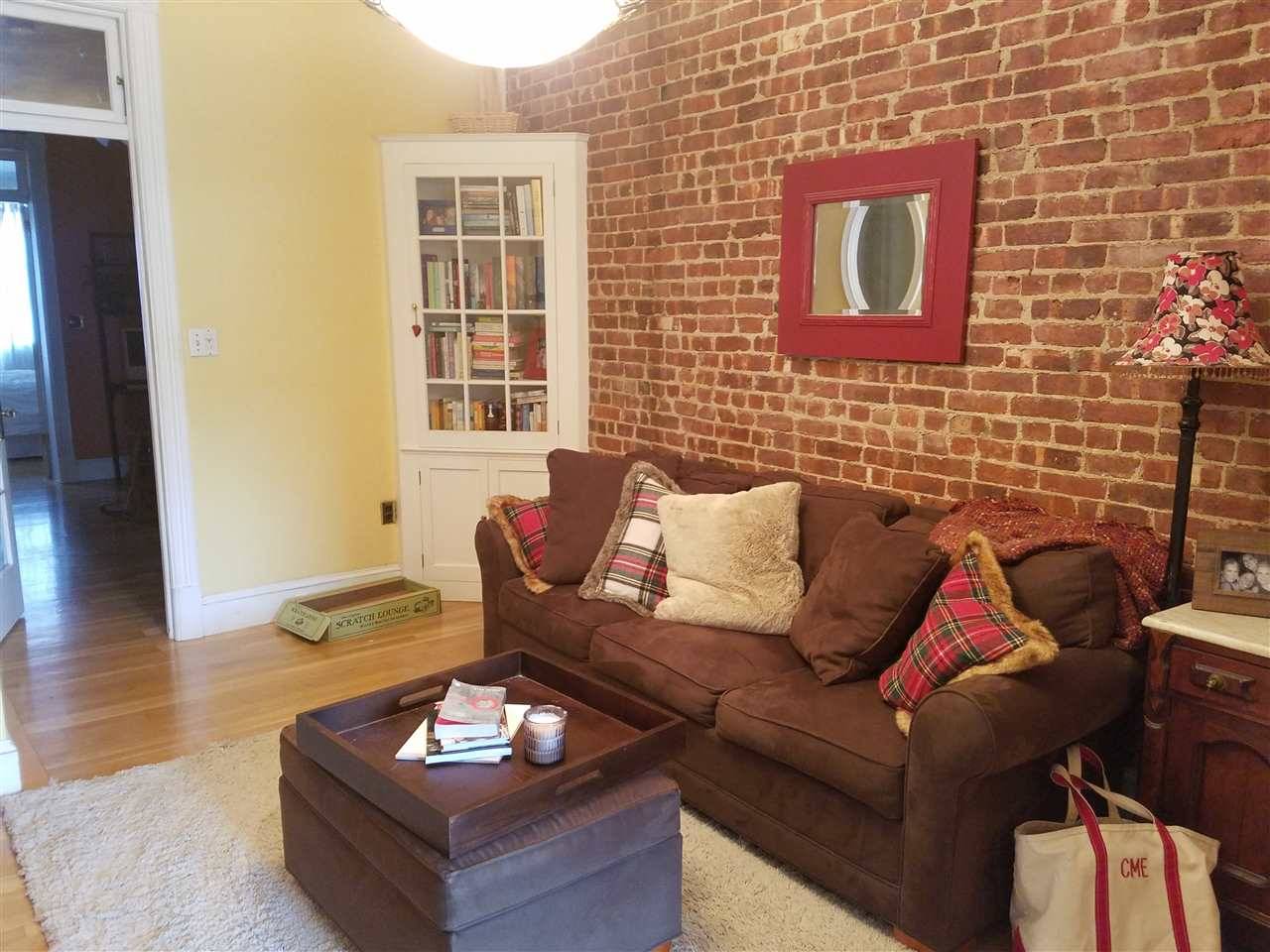 Gorgeous 1 bedroom + den in ideal mid-town location
