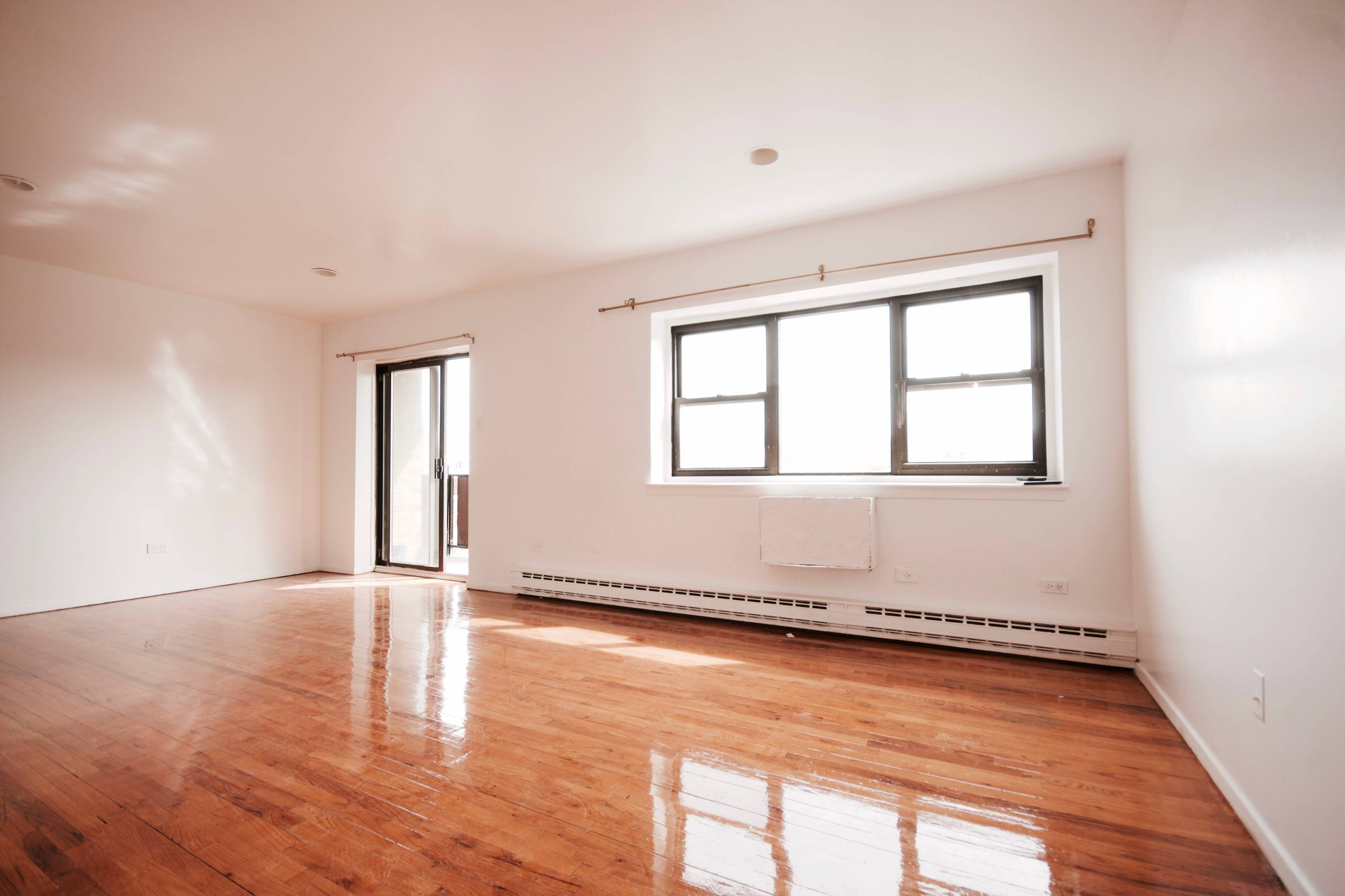 MASSIVE STUDIO WITH SEPARATE KITCHEN IN AN ELEVATOR BUILDING, RIGHT OF ASTORIA PARK SOUTH