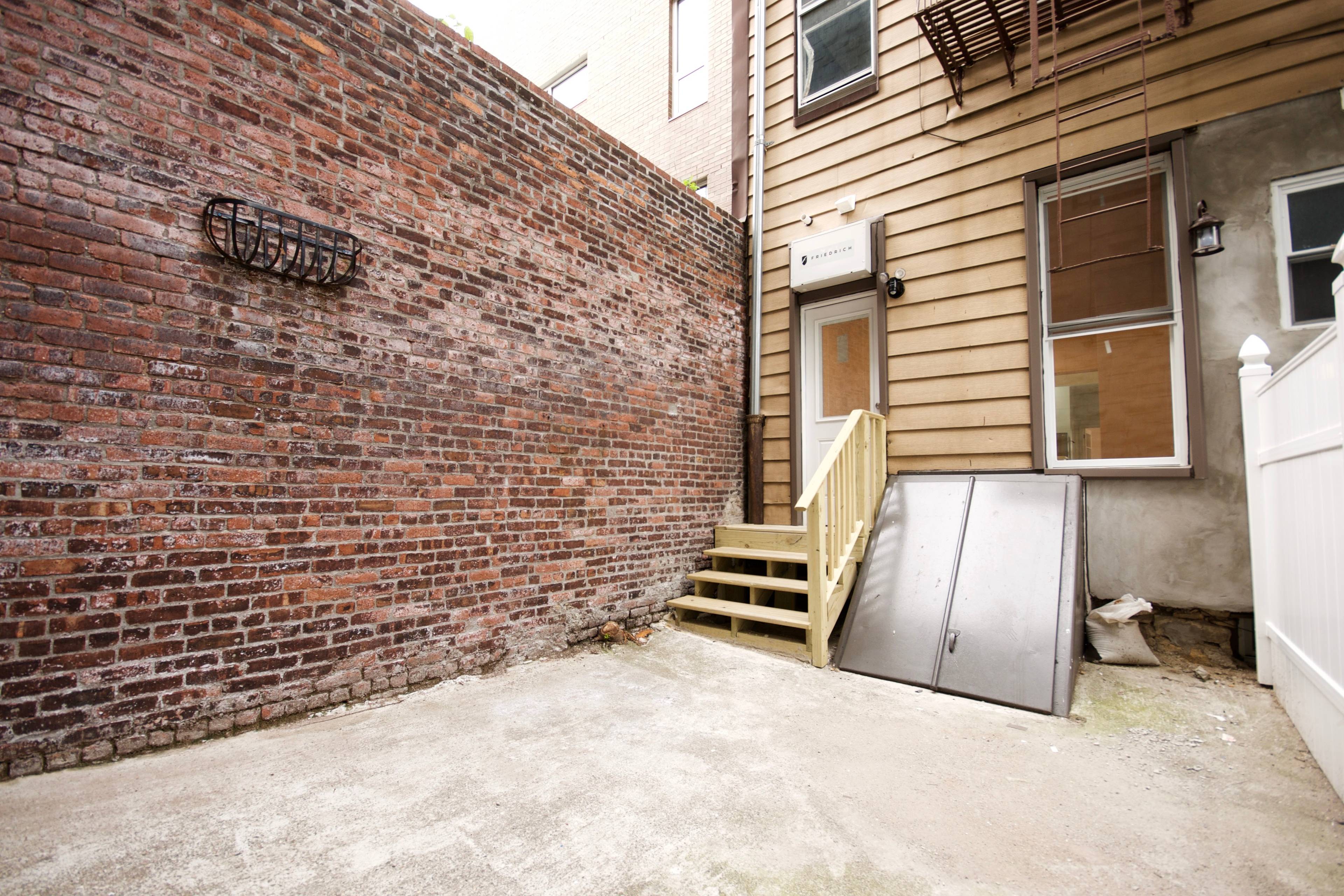 HUGE 1BR WITH WASHER/DRYER AND A PRIVATE YARD, JUST IN TIME FOR BBQ SEASON!