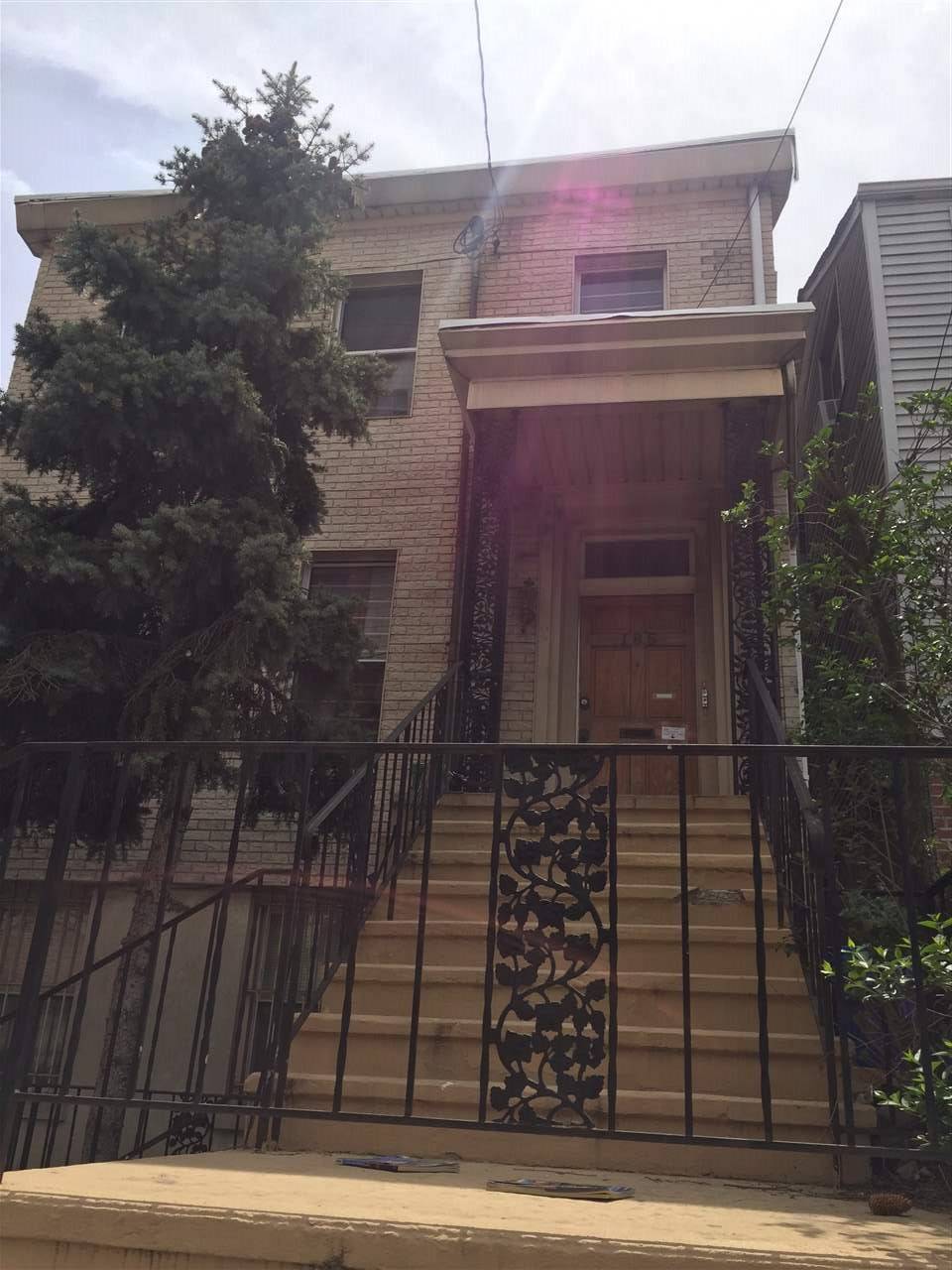 Duplex 3 bedroom/2 Bath available conveniently located near Journal Square Path