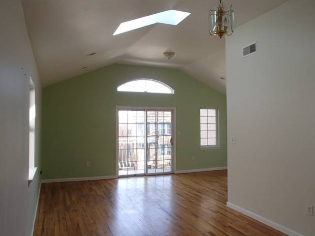 Beautiful Apartment with a Wonderful Layout minutes away from NYC Transportation and Kennedy Blvd