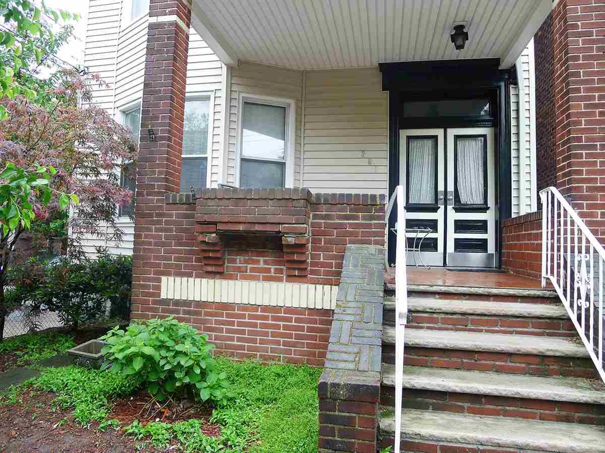 Spacious & Sunny Renovated Unit in Victorian in The Heights