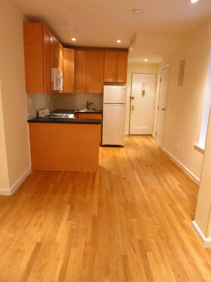 **STUNNING UPPER EAST SIDE STUDIO** ONLY $2,050 Available to Show TODAY!!