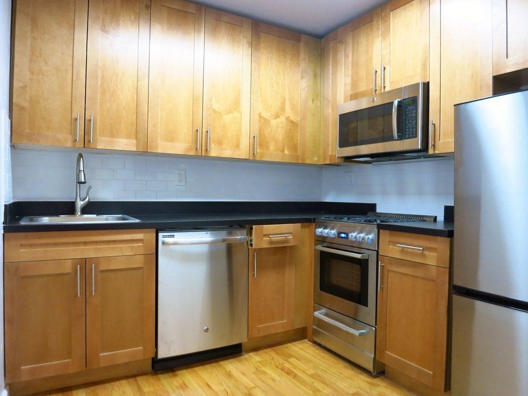 AMAZING SPACIOUS STUDIO, UPPER EAST SIDE, ONLY $2,075!!!
