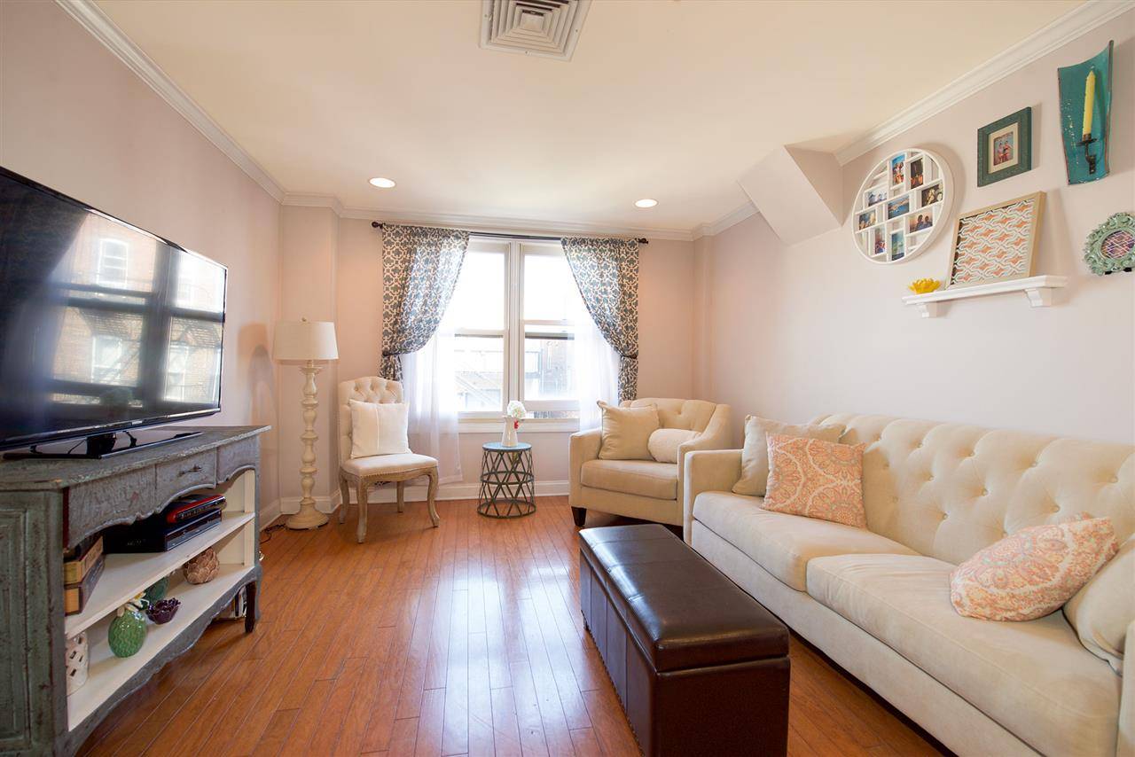 Welcome home to this beautiful 2 bedroom/2 bathroom condo at The Belmont