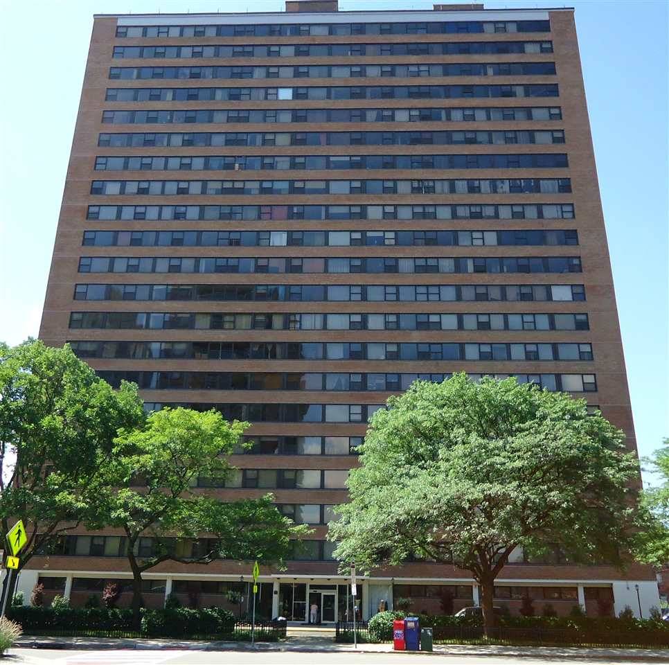 BRIGHT & WELL-MAINTAINED CORNER -BEDROOM UNIT IN MONTGOMERY TOWER LOCATED IN THE HEART OF DOWNTOWN JERSEY CITY