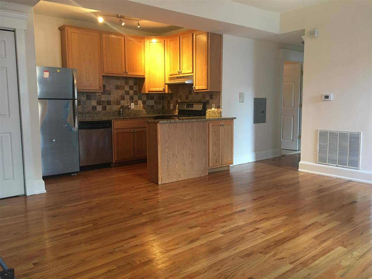 Spacious and bright 2Br/1Ba corner unit conveniently located in the heart of Jersey City