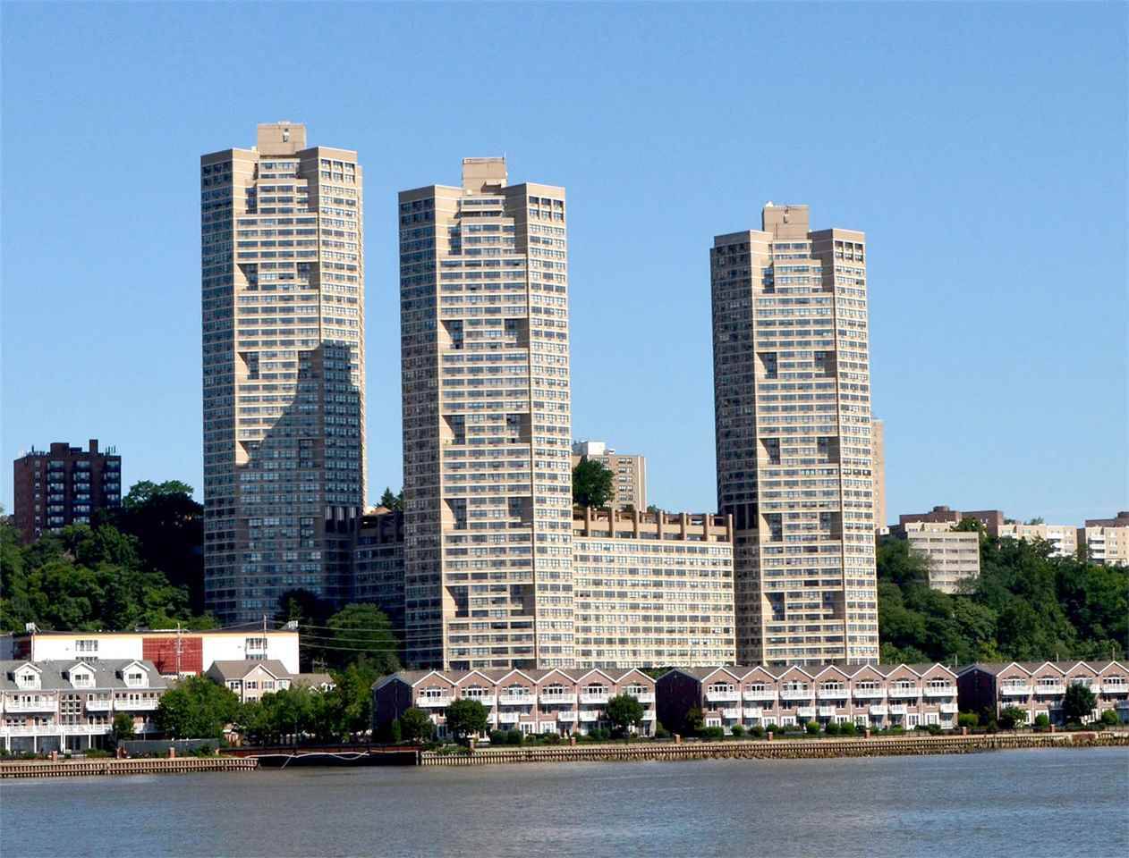 SUNNY & BRIGHT VIEWS of NYC & River - 1 BR Condo New Jersey