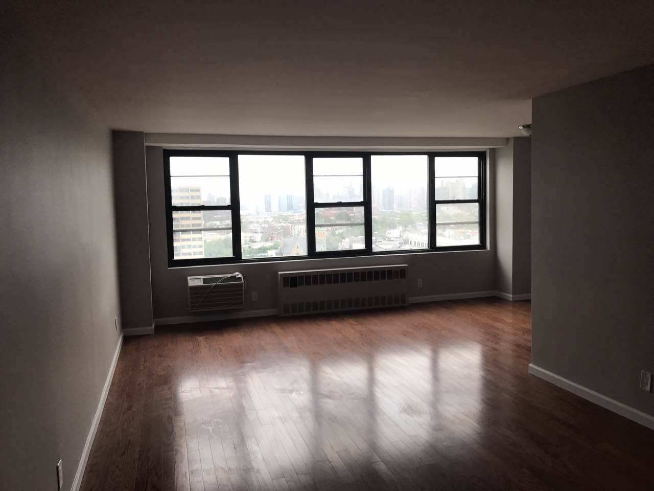 2 BEDROOM/1 BTH CONDO ON TOP FLOOR UNIT WITH FABULOUS UNOBSTRUCTED NYC VIEW