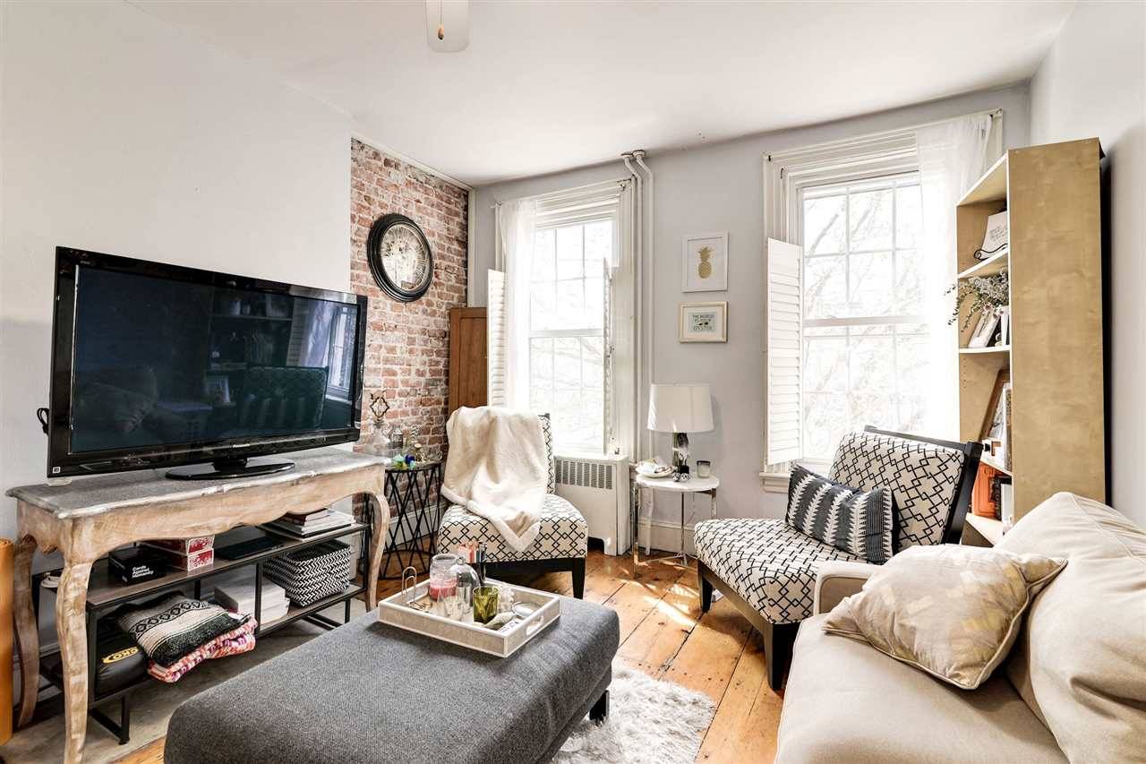 This lovely 3 bedroom apartment is located in the heart of downtown Jersey City with only about a 60 second walk to the Grove St Path Station