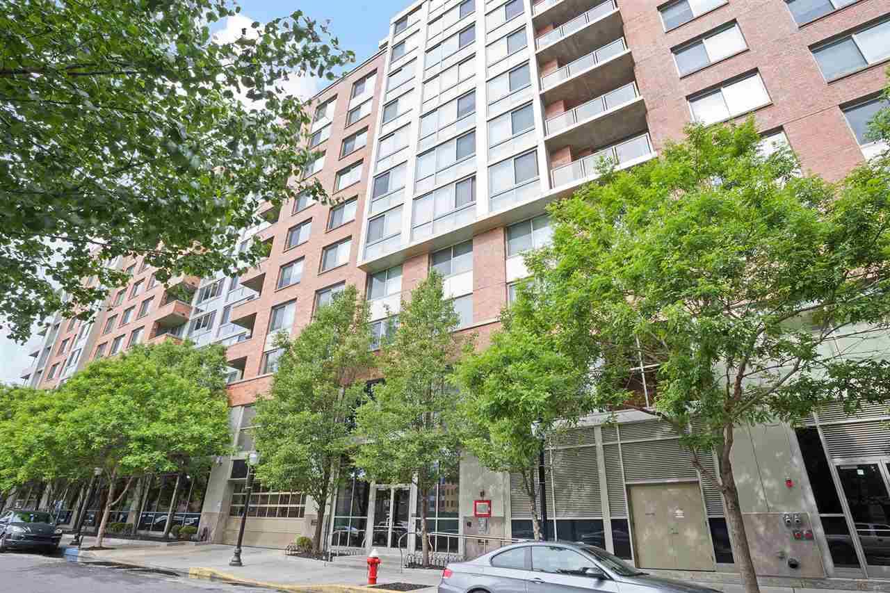 Sunlit 1 bedroom unit at Metro Stop with upgraded kitchen and bathroom