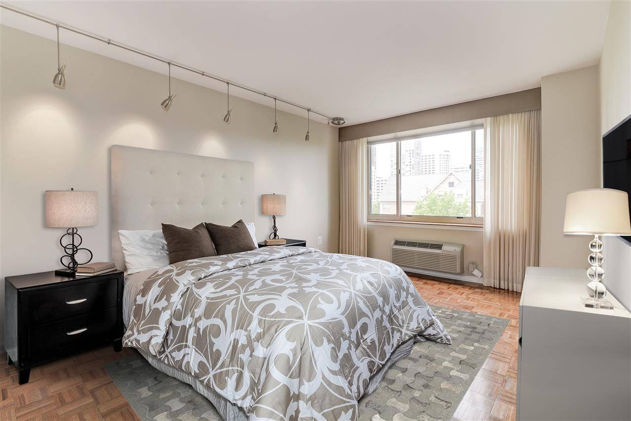 Beautifully maintained 2 Bed/ 2 Bath at the Luxurious Portofino with views of Midtown Manhattan & The Hudson River