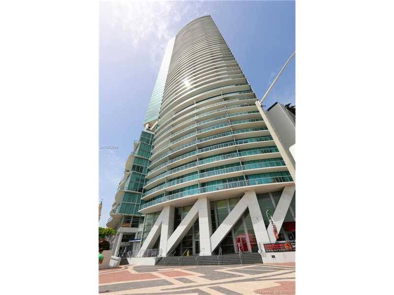 MODERN UPDATED LUXURY HIGHRISE CONDO IN THE MARINA BLUE 2-BR PLUS DEN