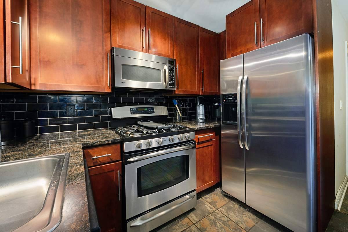 Newly renovated downtown 3 bed/2 bath apt with private backyard