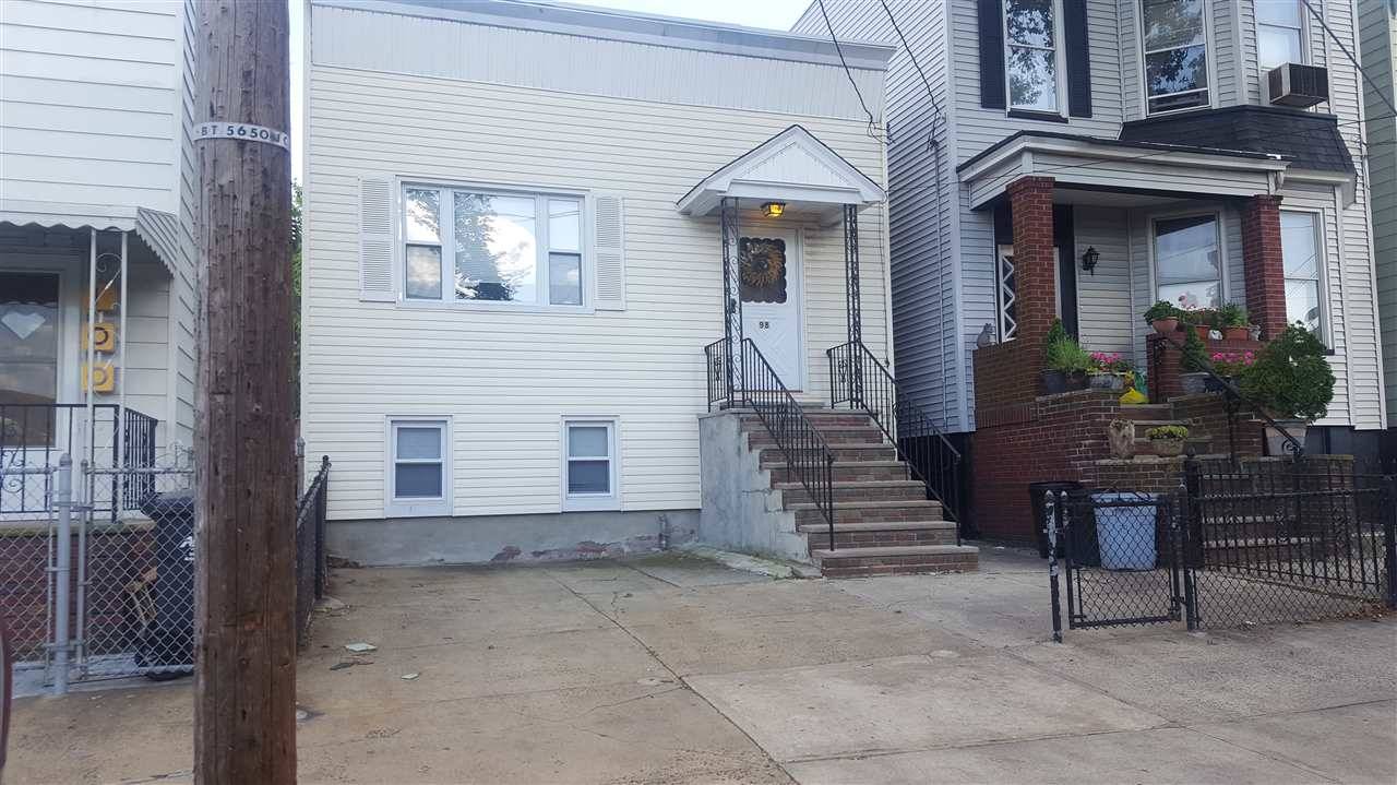 This immaculate home is located in the prime residential location of Jersey City Heights
