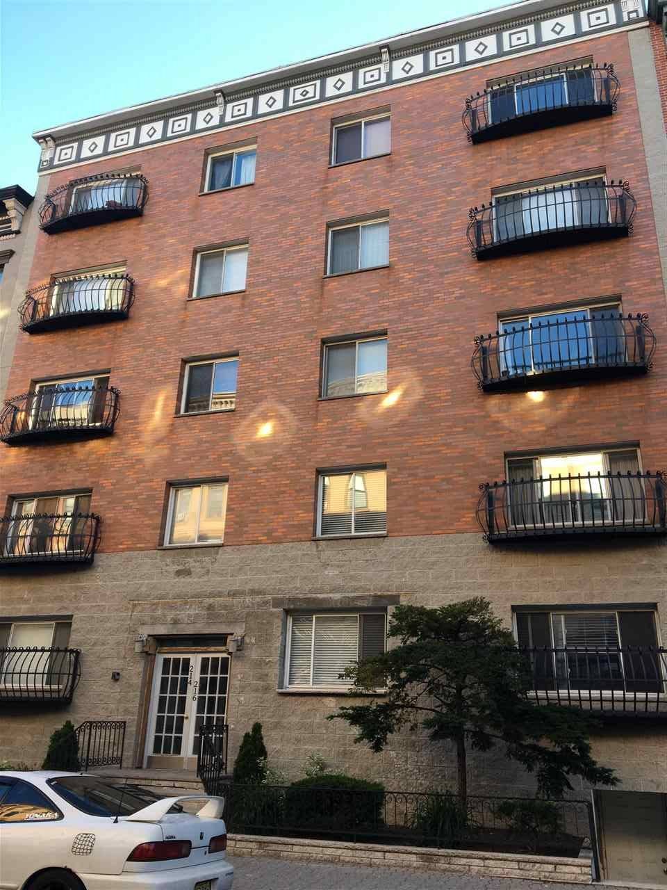 Spacious 2 bedroom 1 bath unit in elevator building close to the path and light rail