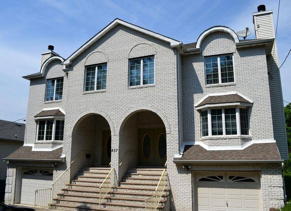 This property is actually nestled within Fort Lee and close to Englewood Cliffs