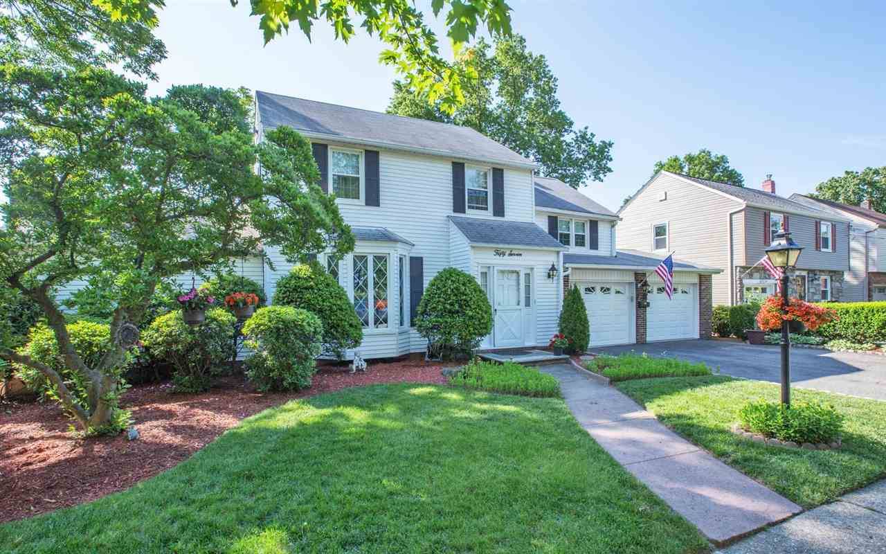 INCREDIBLE LARGE MINT COLONIAL IN IDEAL LOCATION WITHIN WALKING DISTANCE TO NYC BUS TRANSPORTATION