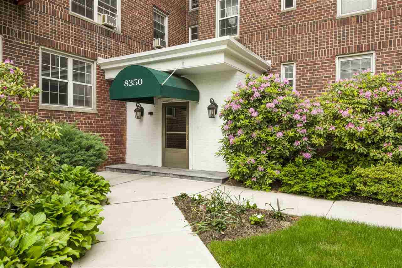 Spacious 1 bedroom at Woodcliff Gardens with hardwood floors